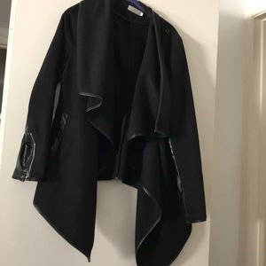 Poncho long sleeves zipper on the bottom sleeves.